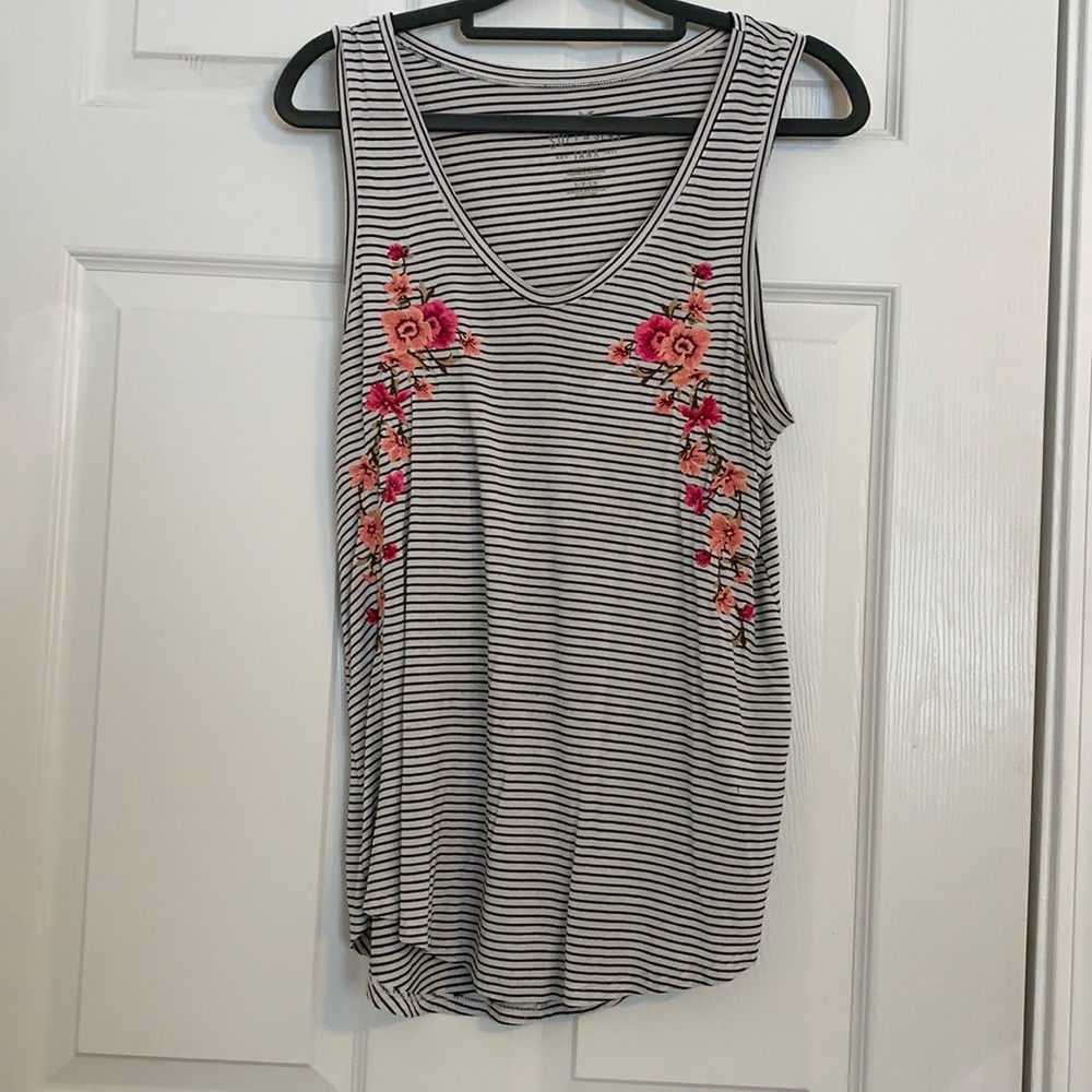 Sleeveless, striped, with flowers stitched